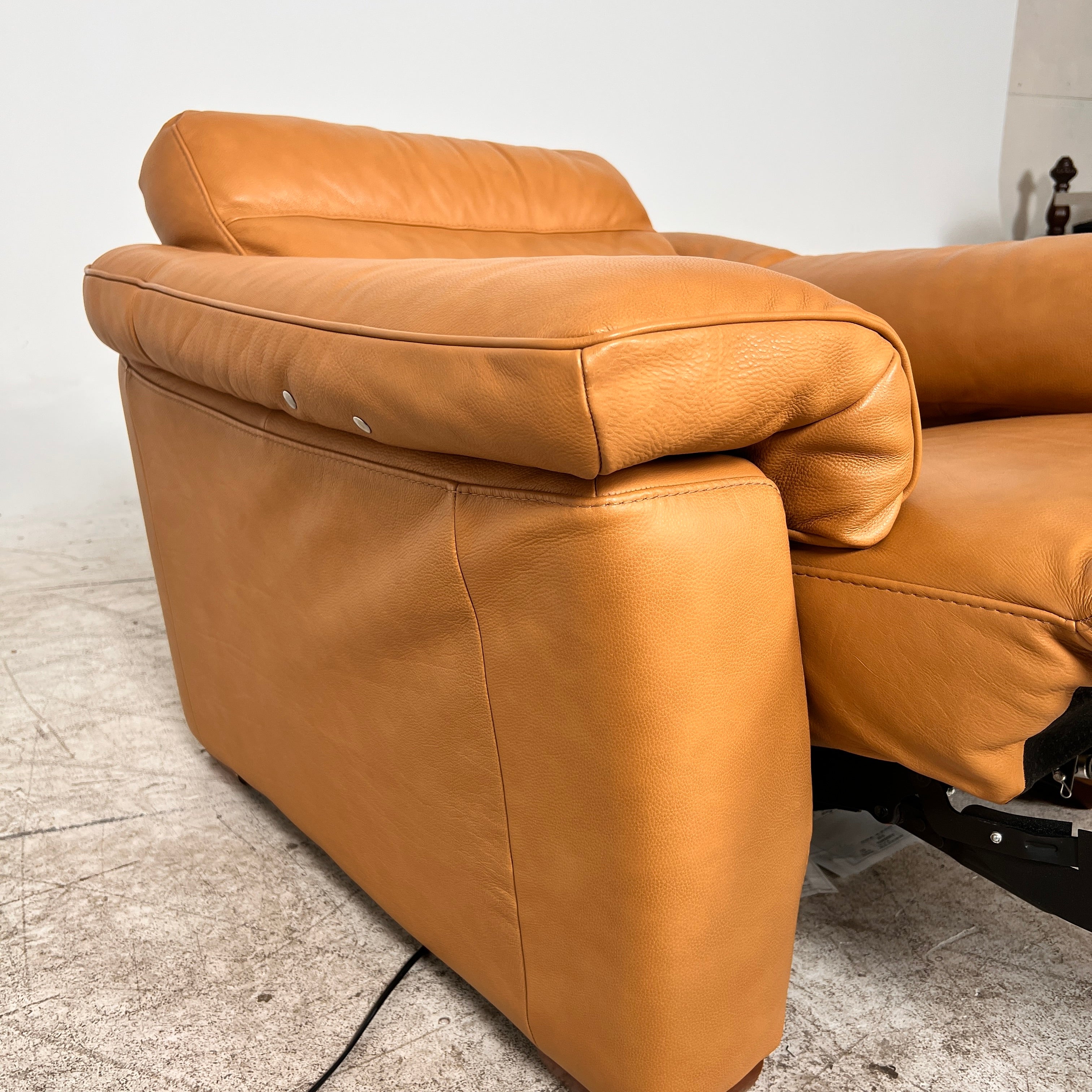 Natuzzi Editions power reclining chair. Leather electric recliner. Delivery available