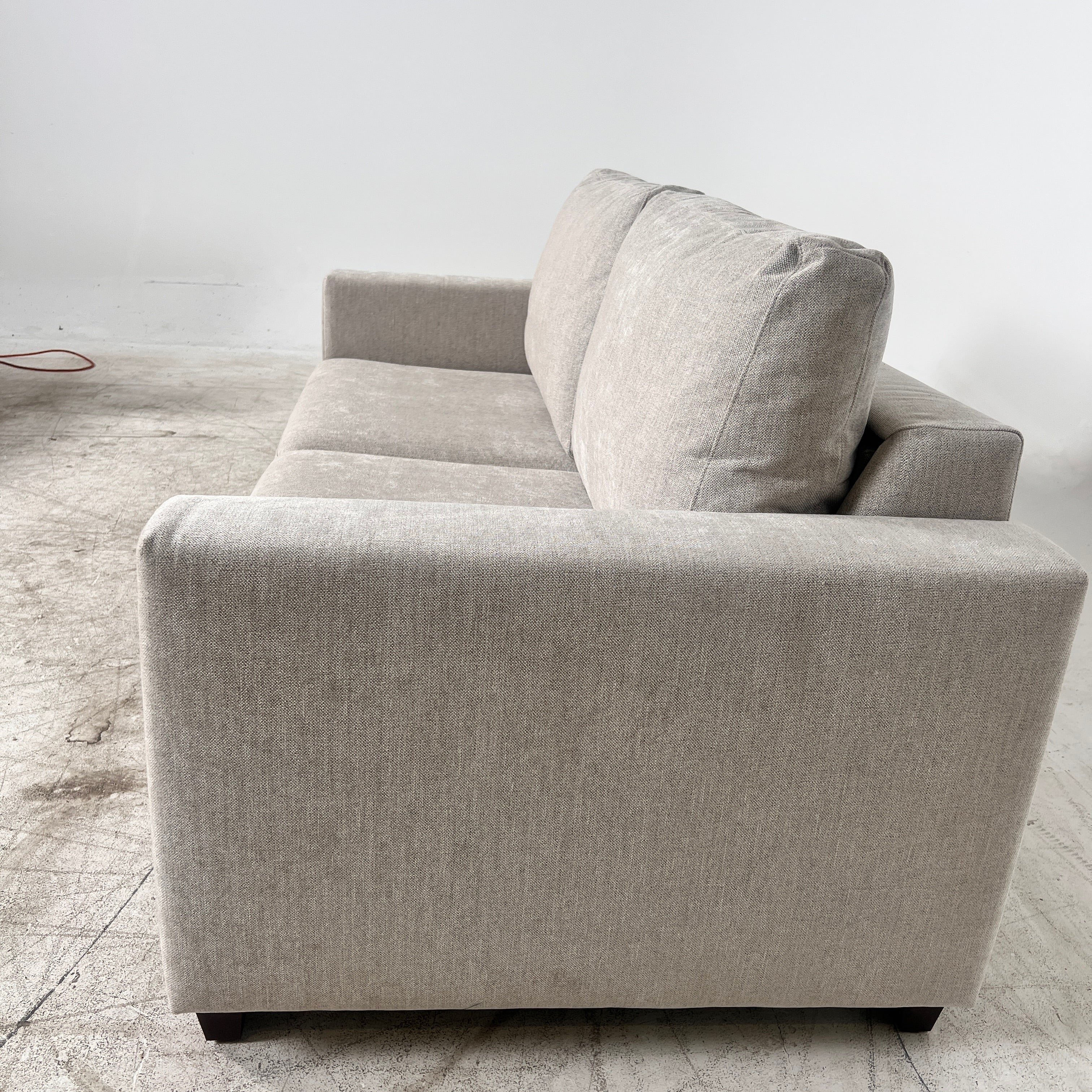 Thomasville Pull Out Sofa Bed. Loveseat converts into a bed. Delivery available