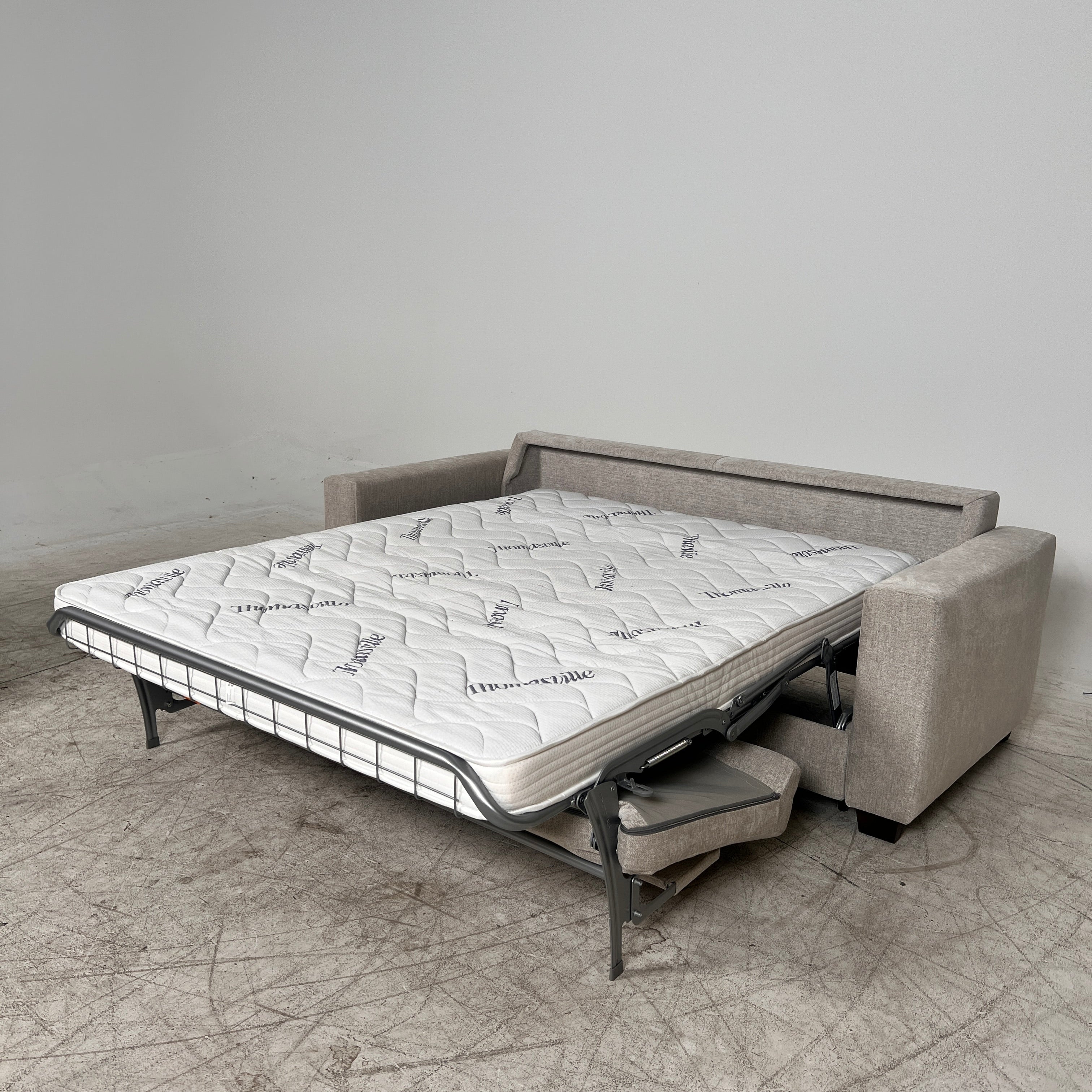 Thomasville Pull Out Sofa Bed. Loveseat converts into a bed. Delivery available