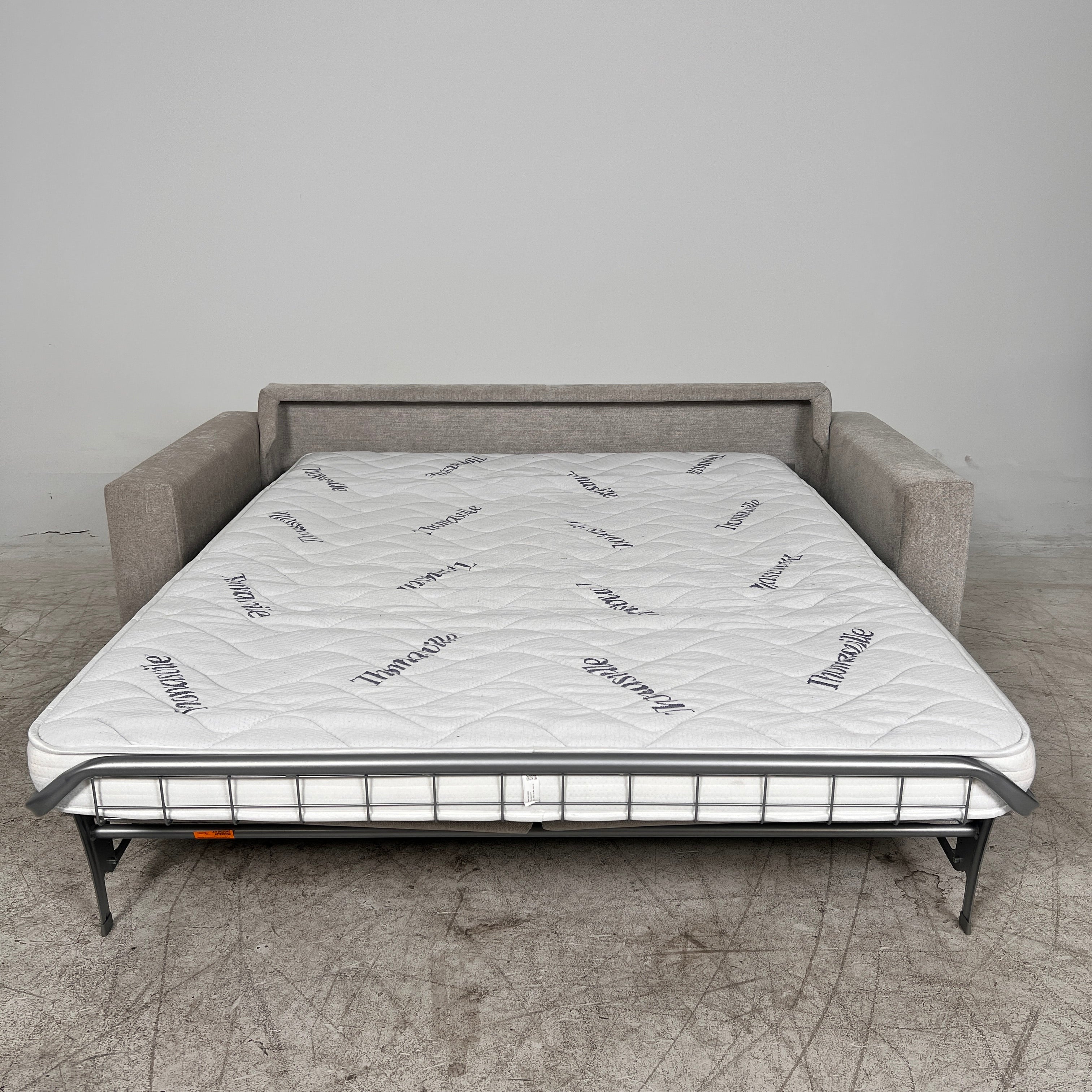 Thomasville Pull Out Sofa Bed. Loveseat converts into a bed. Delivery available