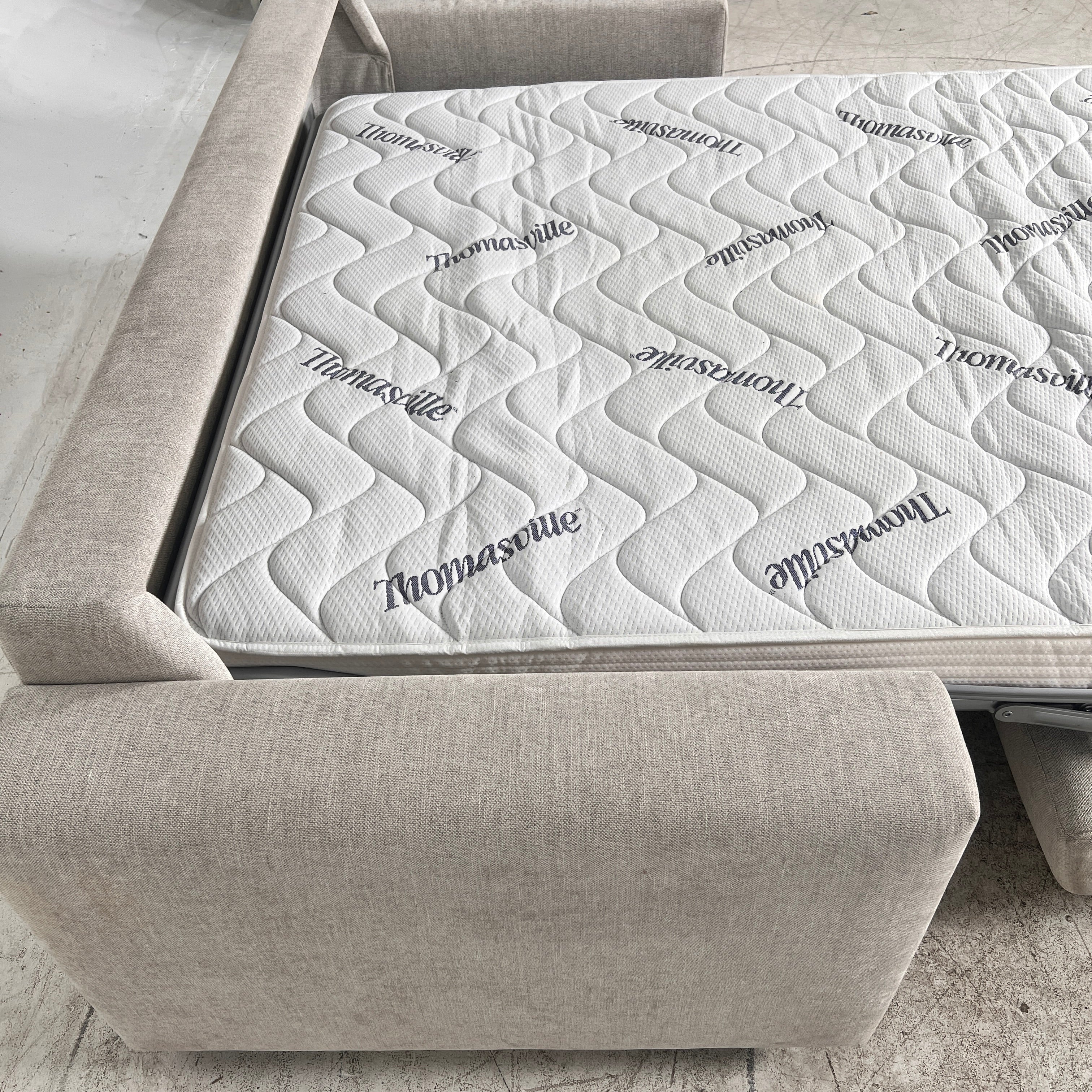 Thomasville Pull Out Sofa Bed. Loveseat converts into a bed. Delivery available