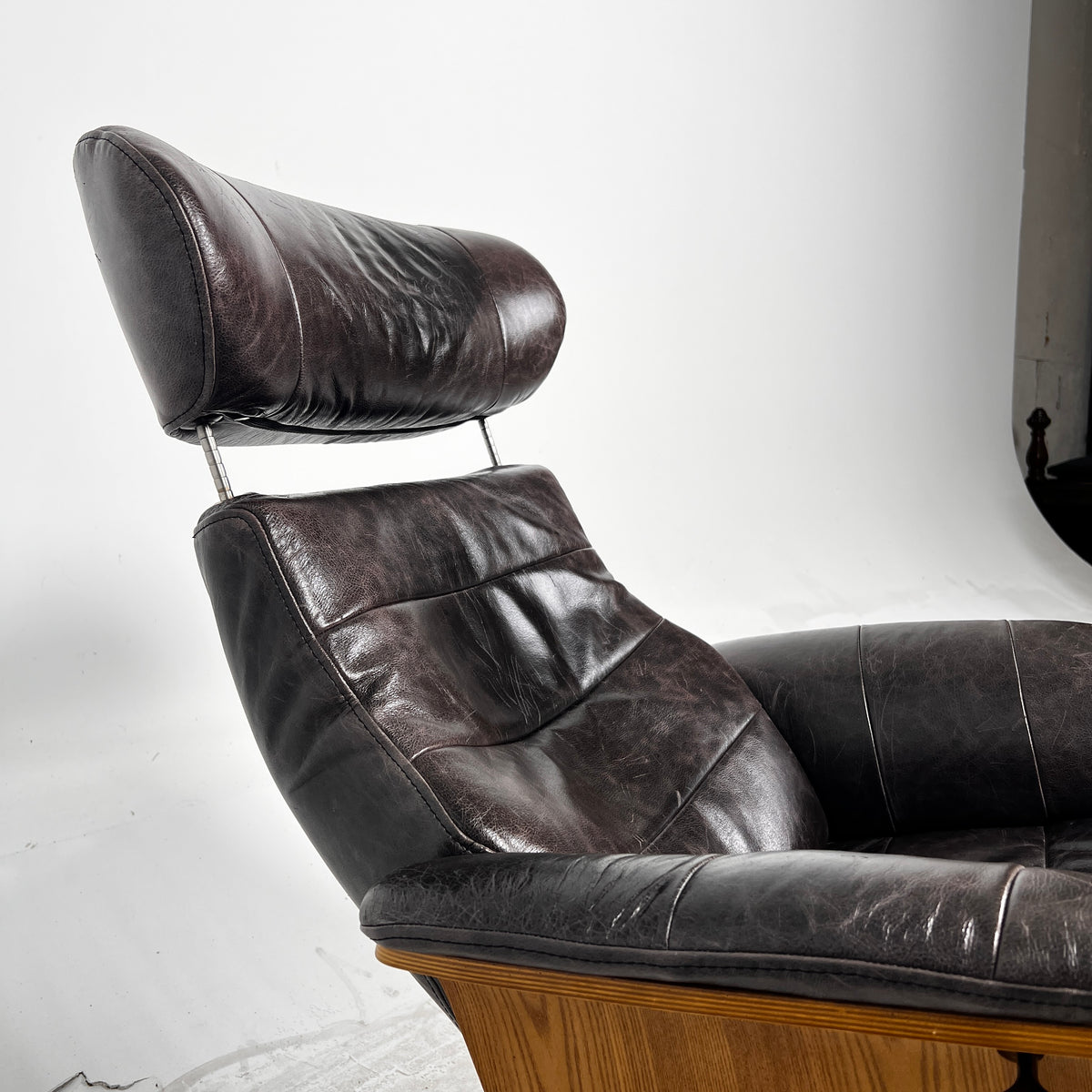Conform Timeout Distressed Leather Chair + ottoman. Recliner chair. Delivery available