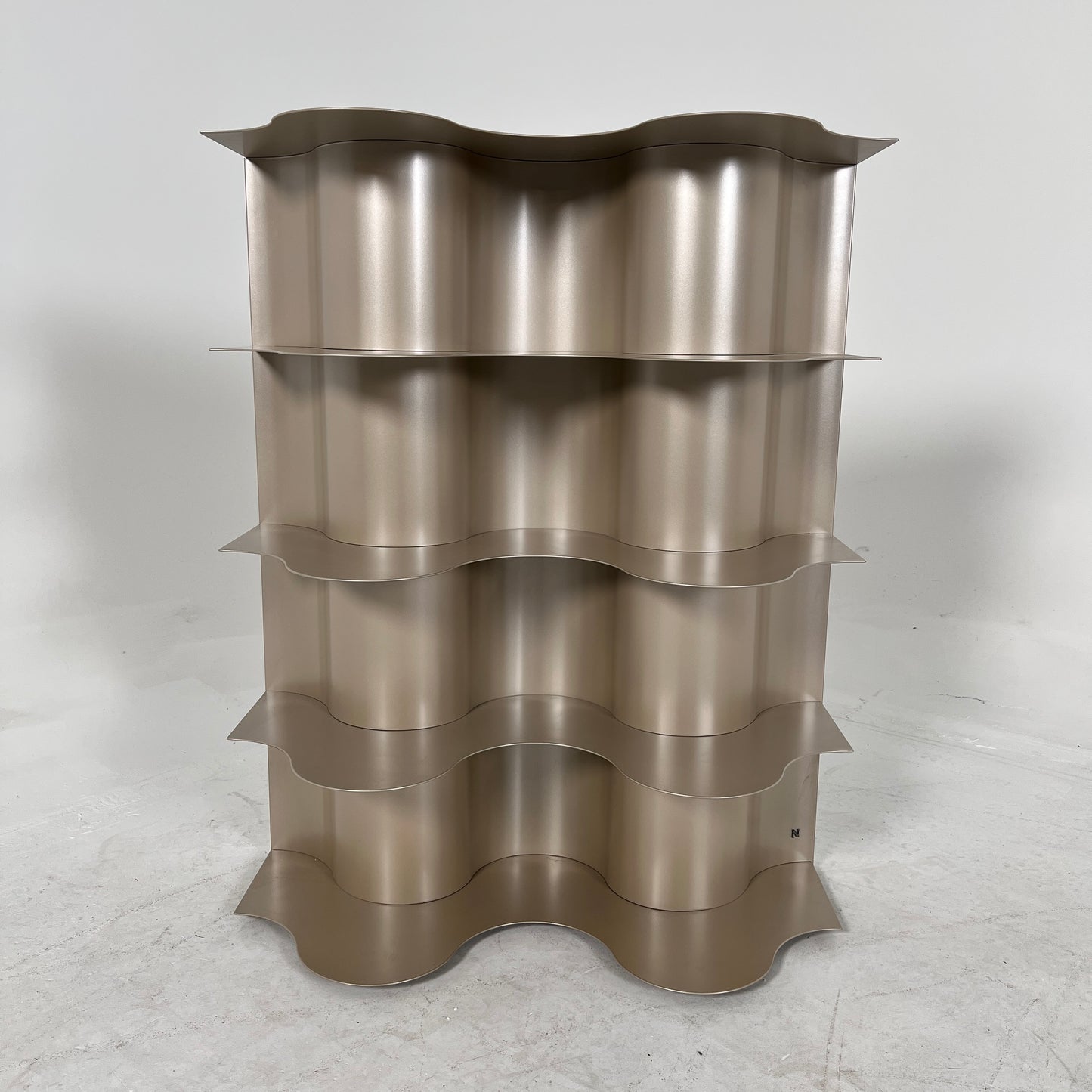 Natuzzi Italia bookshelf. High end decorative shelves.