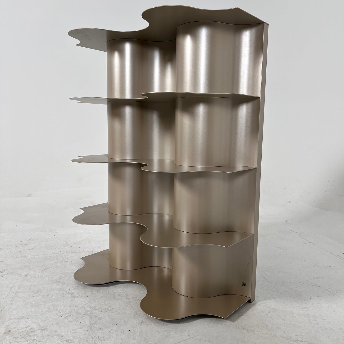 Natuzzi Italia bookshelf. High end decorative shelves.