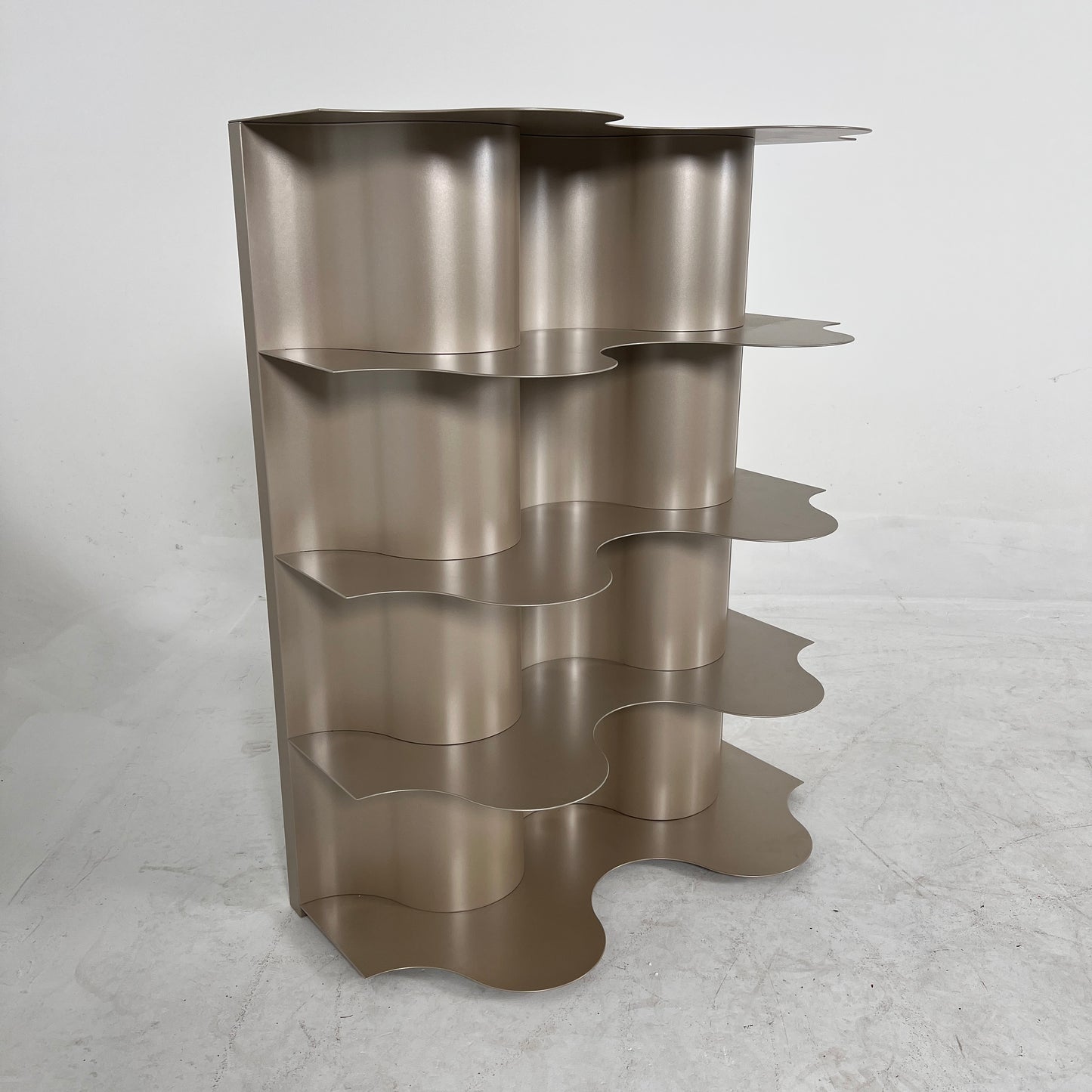 Natuzzi Italia bookshelf. High end decorative shelves.