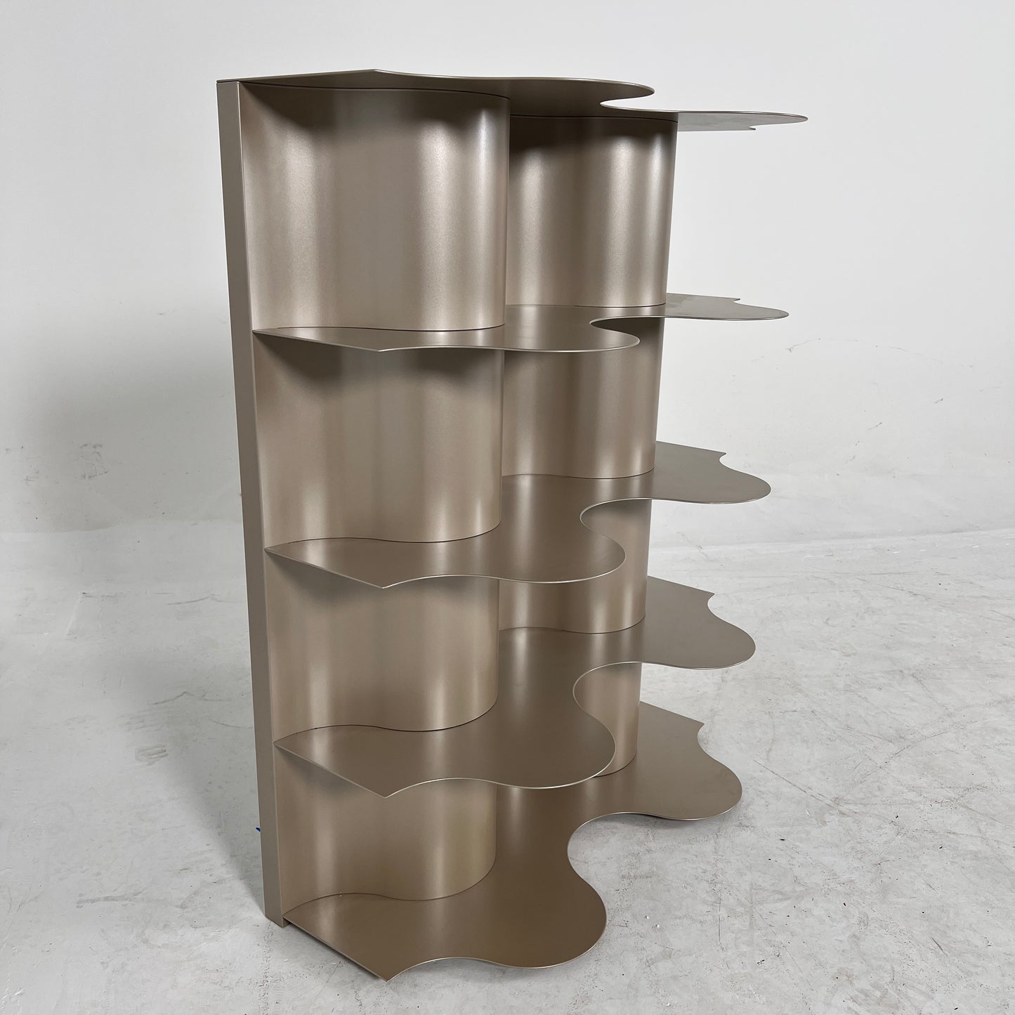 Natuzzi Italia bookshelf. High end decorative shelves.