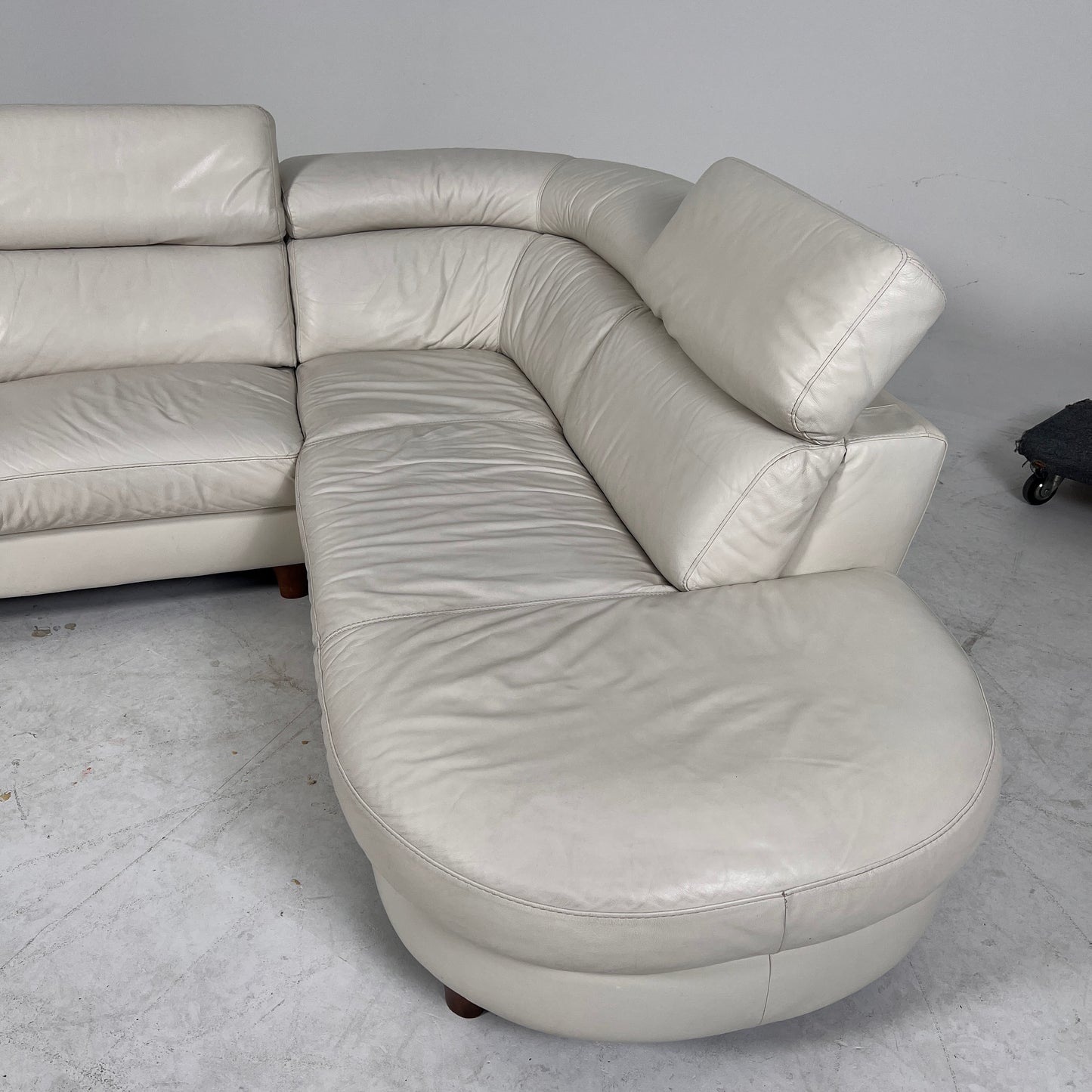 Natuzzi Editions Leather sectional. L sofa couch. Delivery available