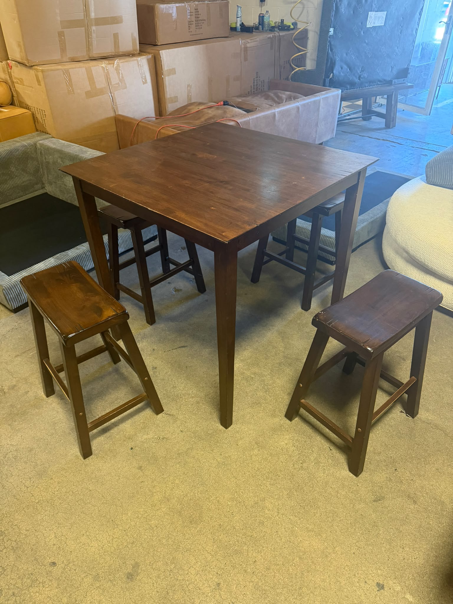 Table + 4 stools. Dinning table and 4 counter stools. Delivery available