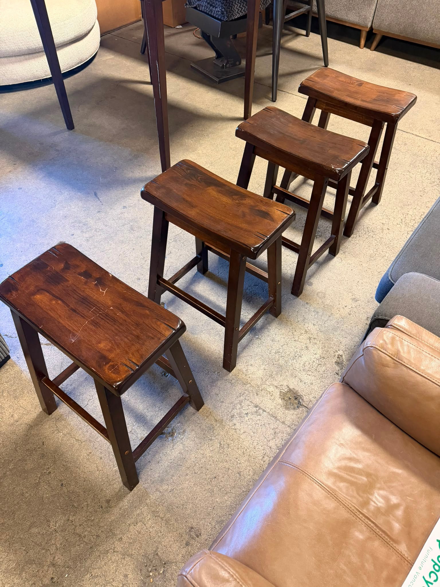 Table + 4 stools. Dinning table and 4 counter stools. Delivery available