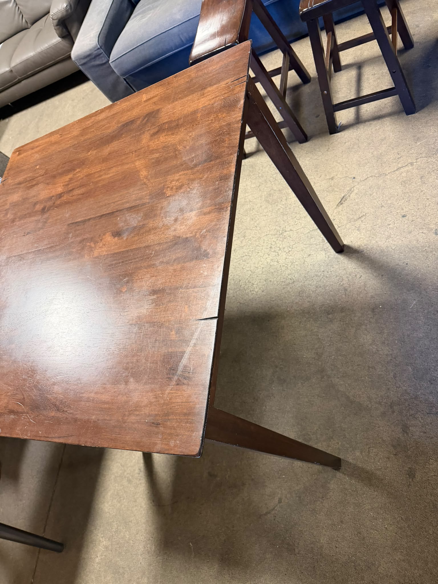 Table + 4 stools. Dinning table and 4 counter stools. Delivery available