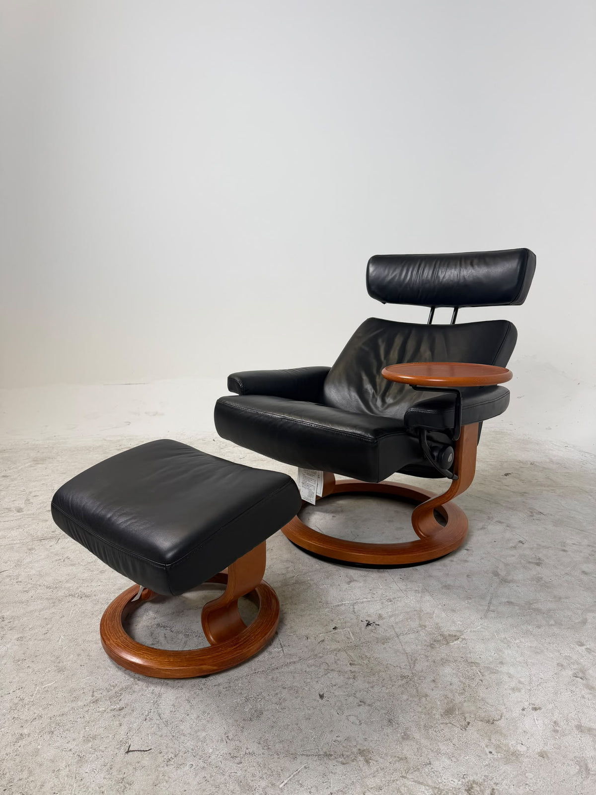 Ekornes Stressless Jazz Chair with ottoman + table. Scandanavian chair. Delivery available