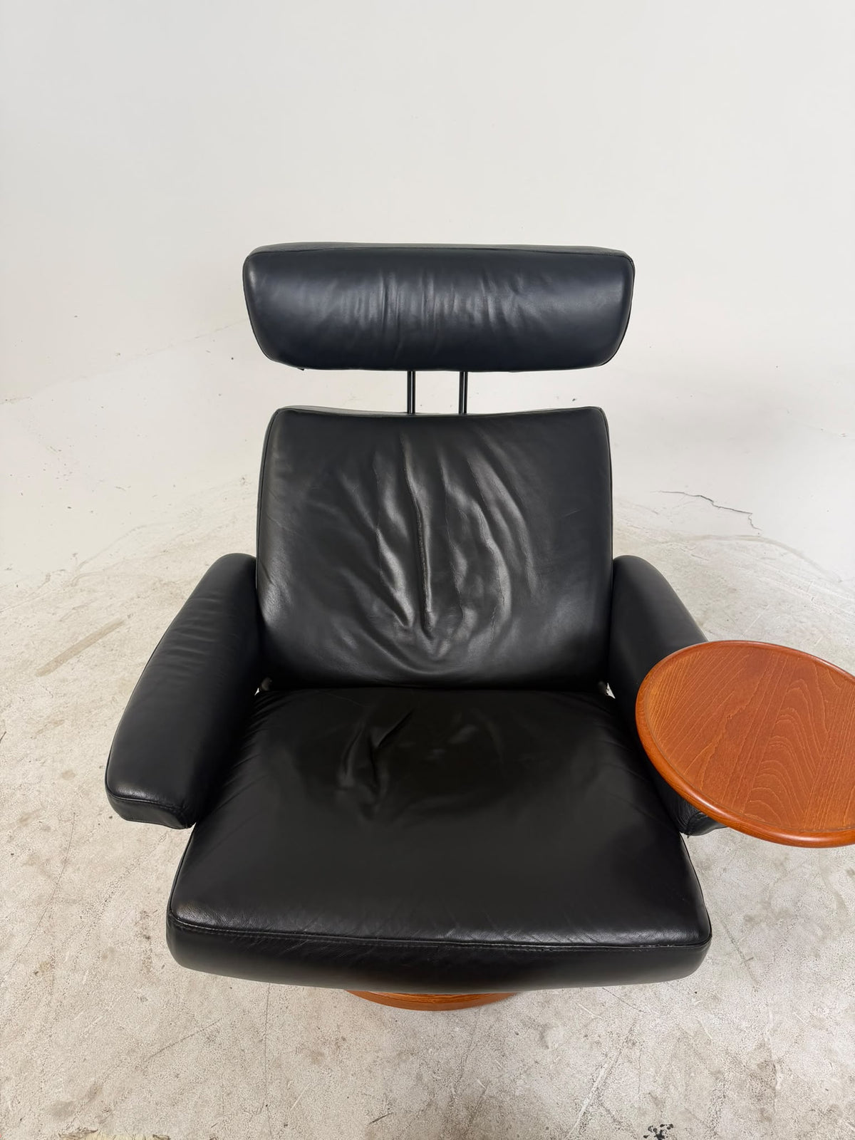 Ekornes Stressless Jazz Chair with ottoman + table. Scandanavian chair. Delivery available