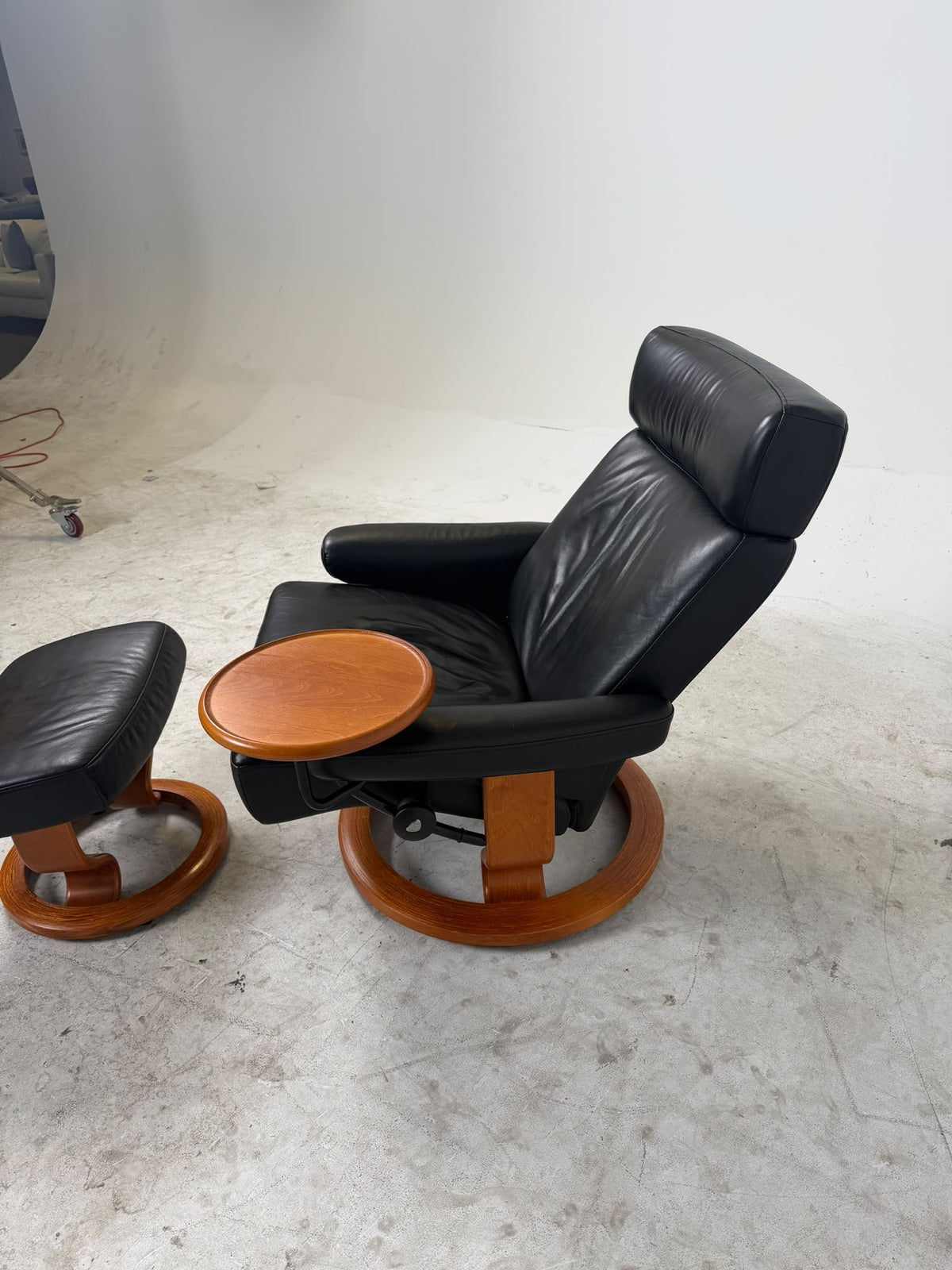Ekornes Stressless Jazz Chair with ottoman + table. Scandanavian chair. Delivery available