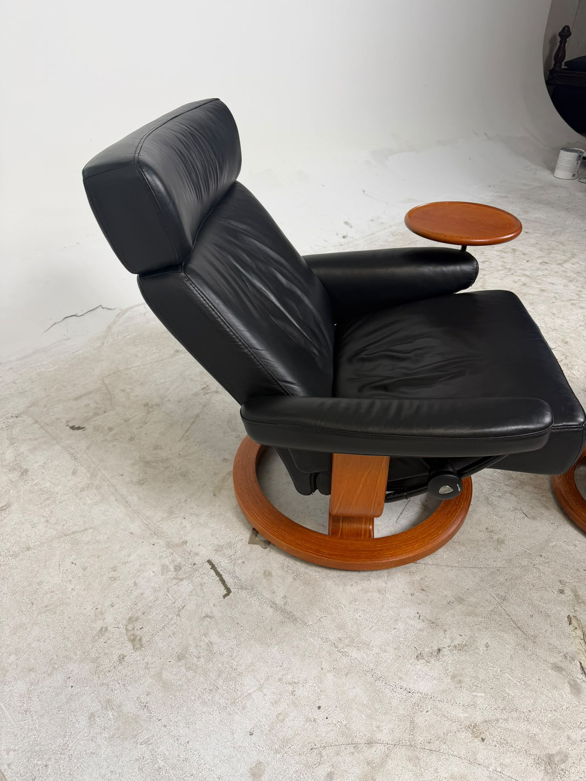 Ekornes Stressless Jazz Chair with ottoman + table. Scandanavian chair. Delivery available