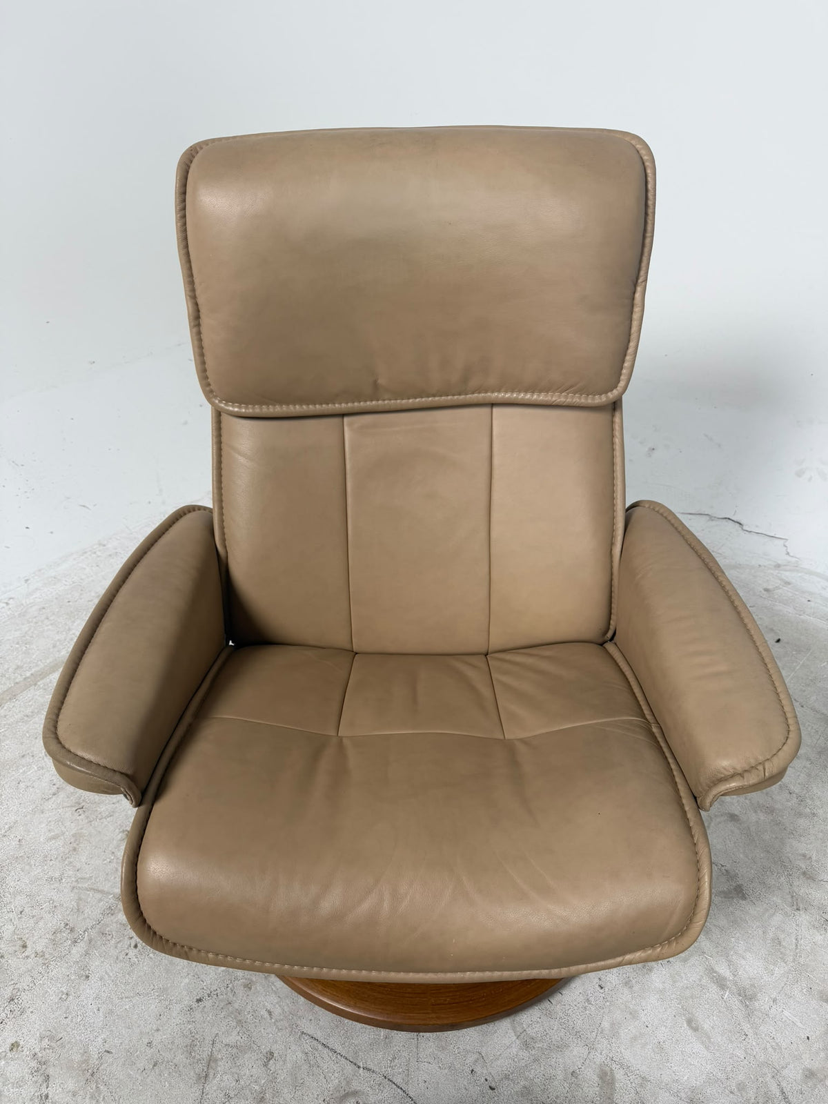 Ekornes Stressless Admiral Chair. Beige Sand Color recliner. Delivery available