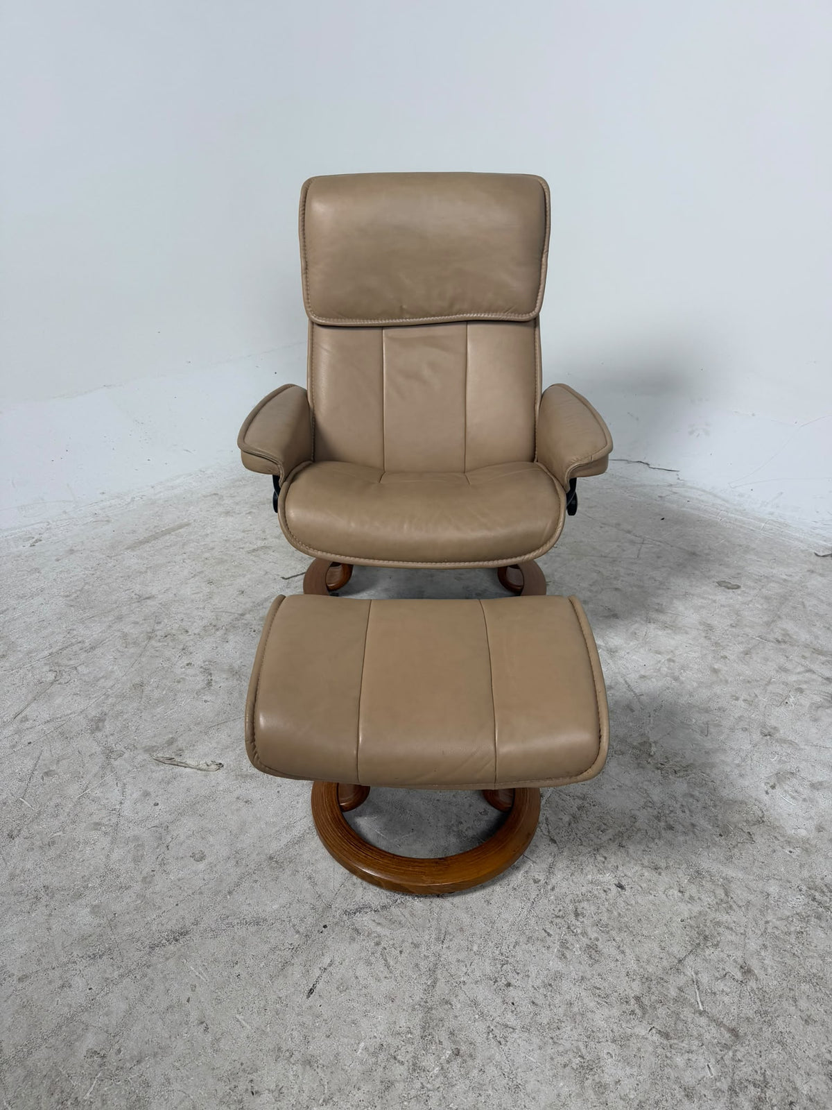 Ekornes Stressless Admiral Chair. Beige Sand Color recliner. Delivery available