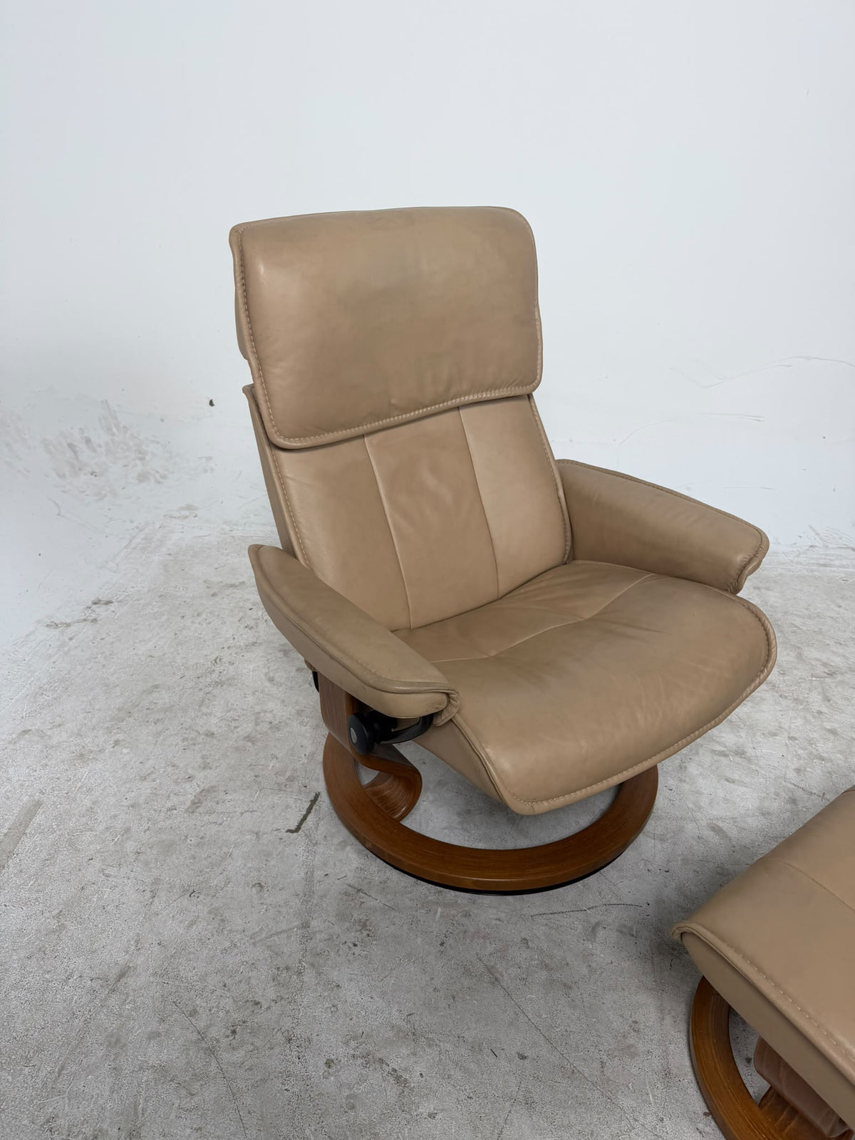 Ekornes Stressless Admiral Chair. Beige Sand Color recliner. Delivery available