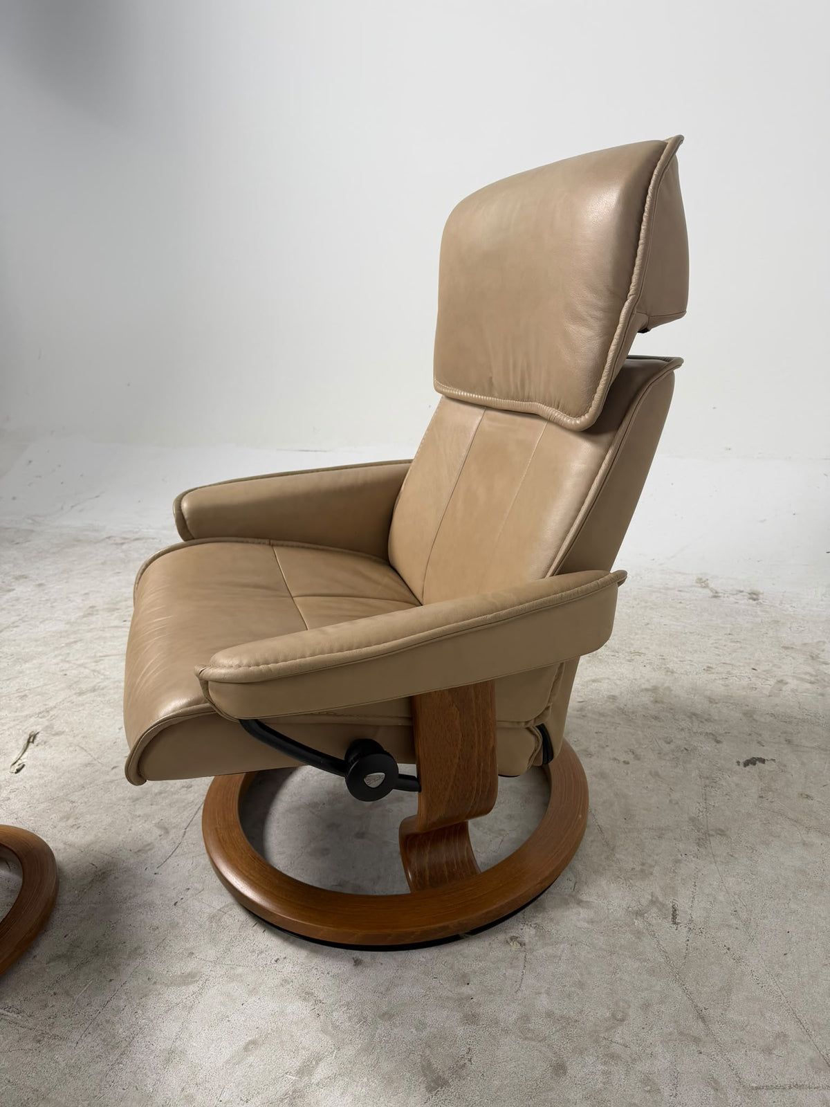 Ekornes Stressless Admiral Chair. Beige Sand Color recliner. Delivery available