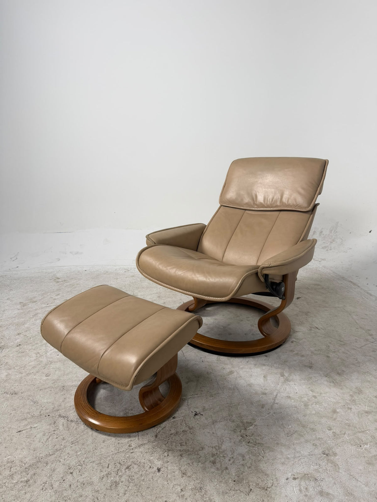 Ekornes Stressless Admiral Chair. Beige Sand Color recliner. Delivery available