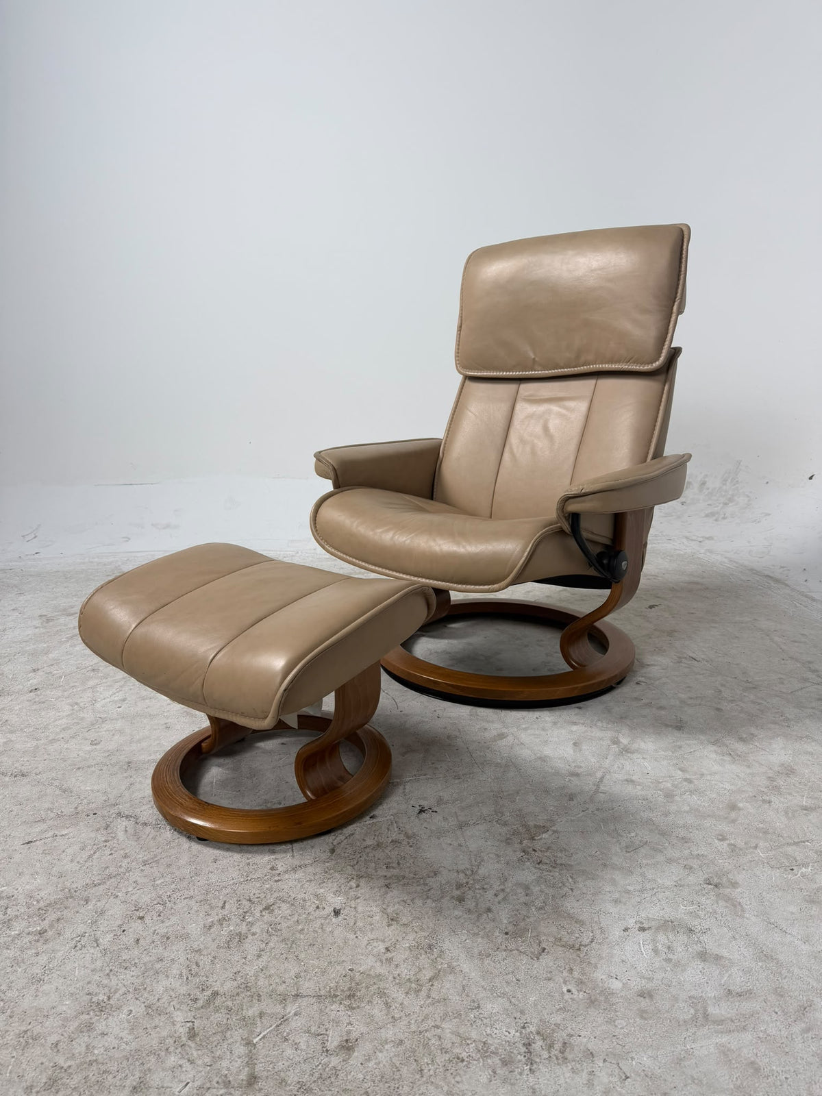 Ekornes Stressless Admiral Chair. Beige Sand Color recliner. Delivery available