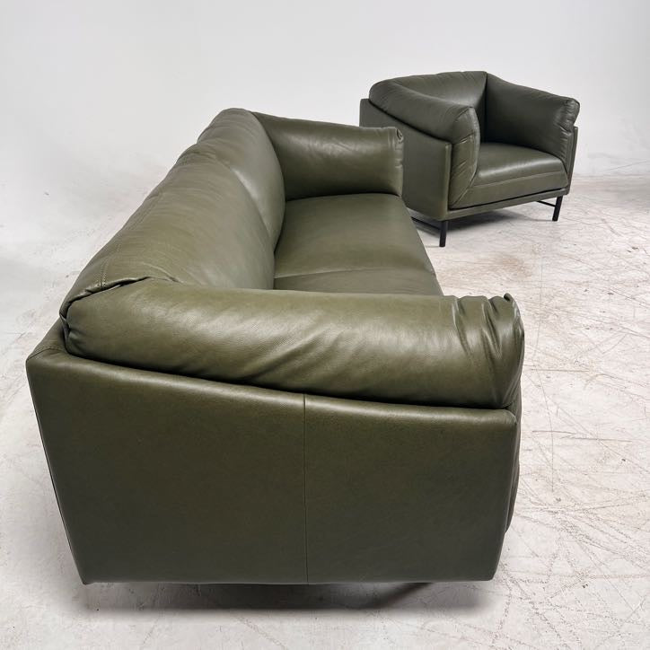 Stylus avery sofa. Ranger moss. Genuine leather.