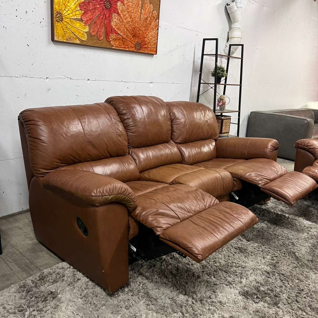 Cognac leather recliner sofa set. Manual reclining couches.
