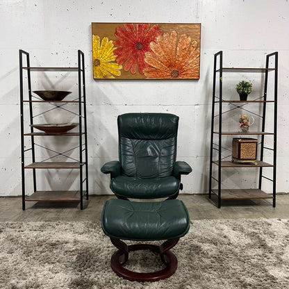 Ekornes stressless leather recliner. Mint conditon Norwegian chair.